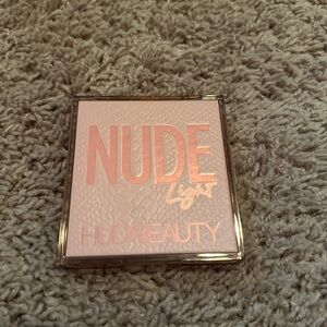 Huda Beauty eyeshadow palette